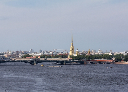 Вид на воду и Петропавловскую крепость