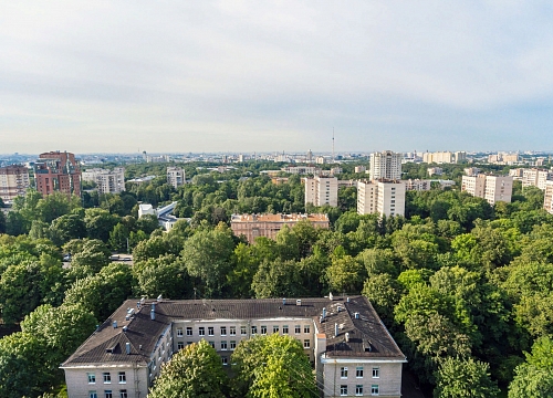 Дом находится в окружении четырех огромных парков