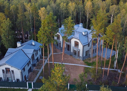 На участке расположено два жилых дома и хозблок